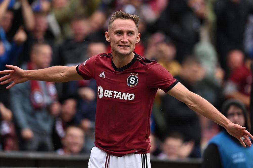 Sparťan Jan Kuchta se raduje v utkání s FK Pardubice.