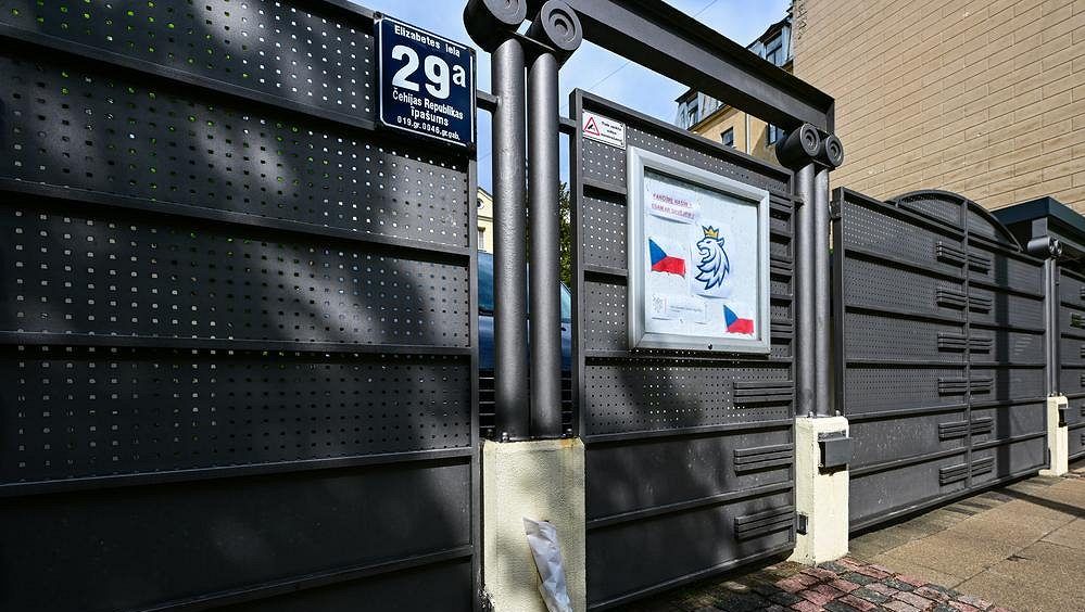 Česká velvyslankyně o květinách před ambasádou: Je to náplast za porážku i gesto přátelství