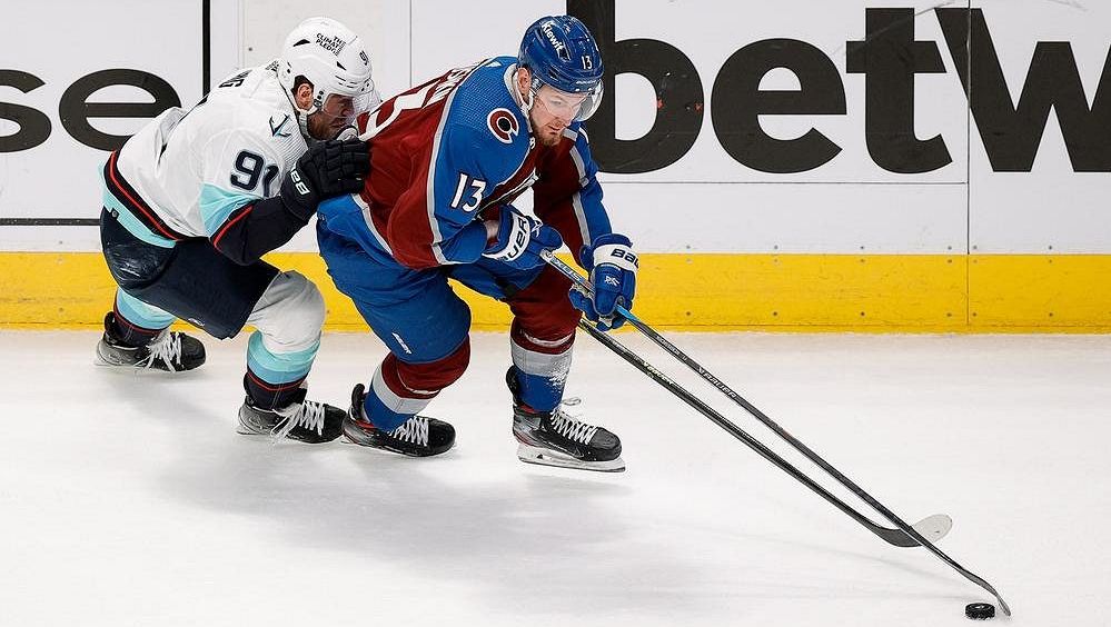 Takhle se bojuje o Stanley Cup? Ruský útočník měl na pokoji zdrogovanou a namol opilou krajanku