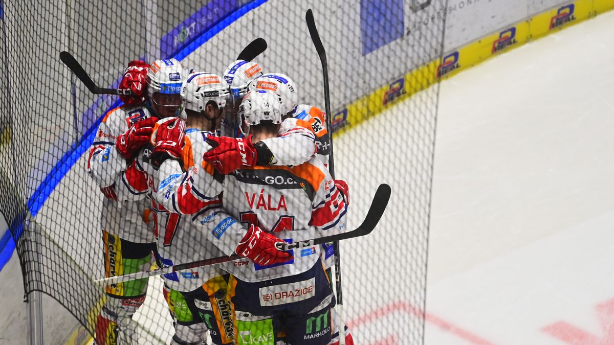 Nejdřív bída a teď třída. Pardubice v přesilovkách rozhodly derby, oslavu nepřežilo plexisklo