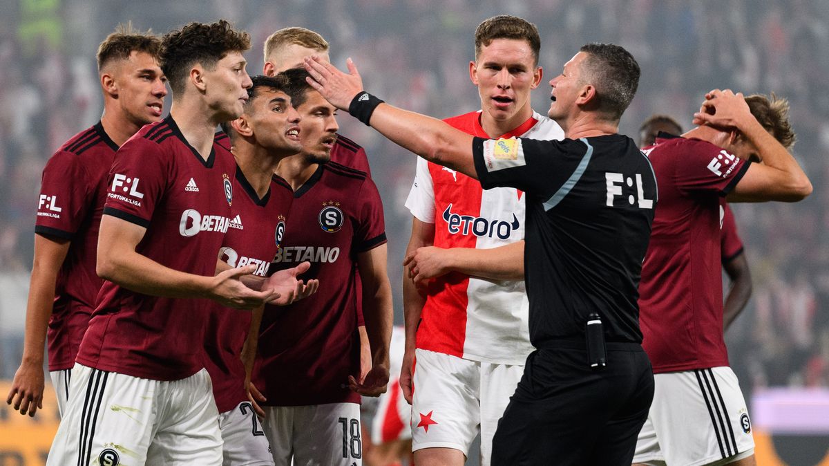 Rozhodčí po derby: Chtěli jsme nastavit volnější metr, aby se hrál fotbal, ale nešlo to