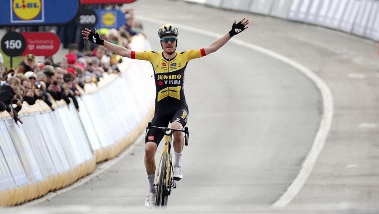 Loňský vítěz Paříž-Roubaix si zlomil rameno, Sagan má otřes mozku