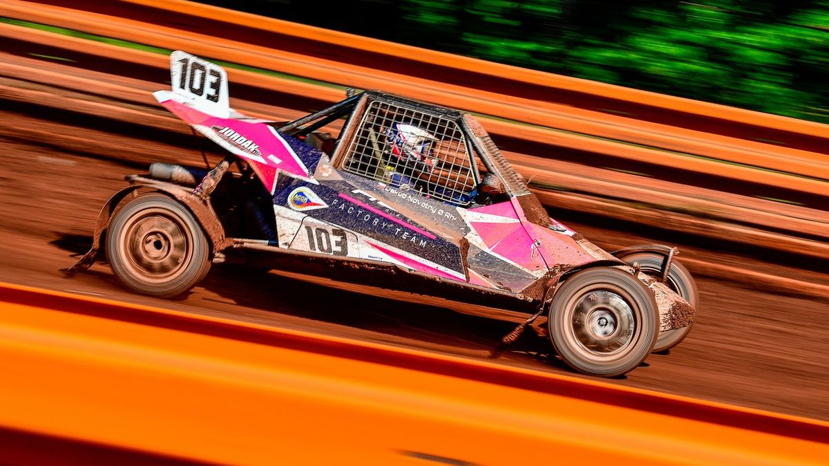 Autokrosař Novotný je mistrem Evropy v kategorii Buggy1600