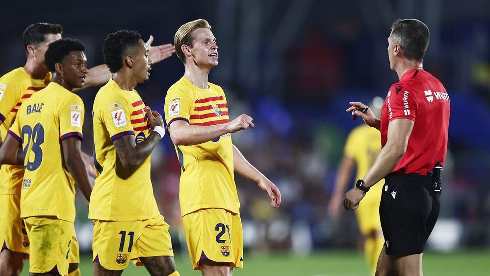 Barceloně bude kvůli zranění kotníku chybět záložník De Jong