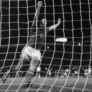 Mistrovství Evropy ve fotbale 1976 v Jugoslávii, finále v Bělehradě: Československo vs. Spolková republika Německo, penaltový rozstřel, Antonín Panenka (ČSR) jásá po vstřelení gólu na 5:3, 20. června 1976