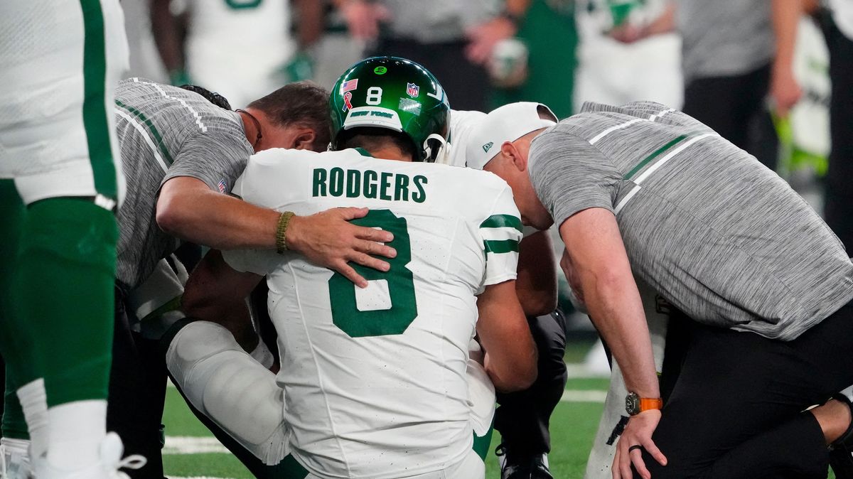 Hvězdný quarterback Rodgers si hned v prvním startu za Jets přetrhl achilovku