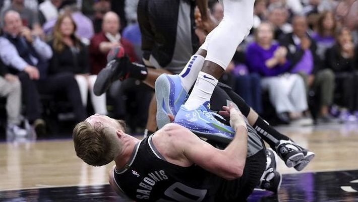 Basketbalista Warriors Green dostal za šlápnutí na Sabonise stopku
