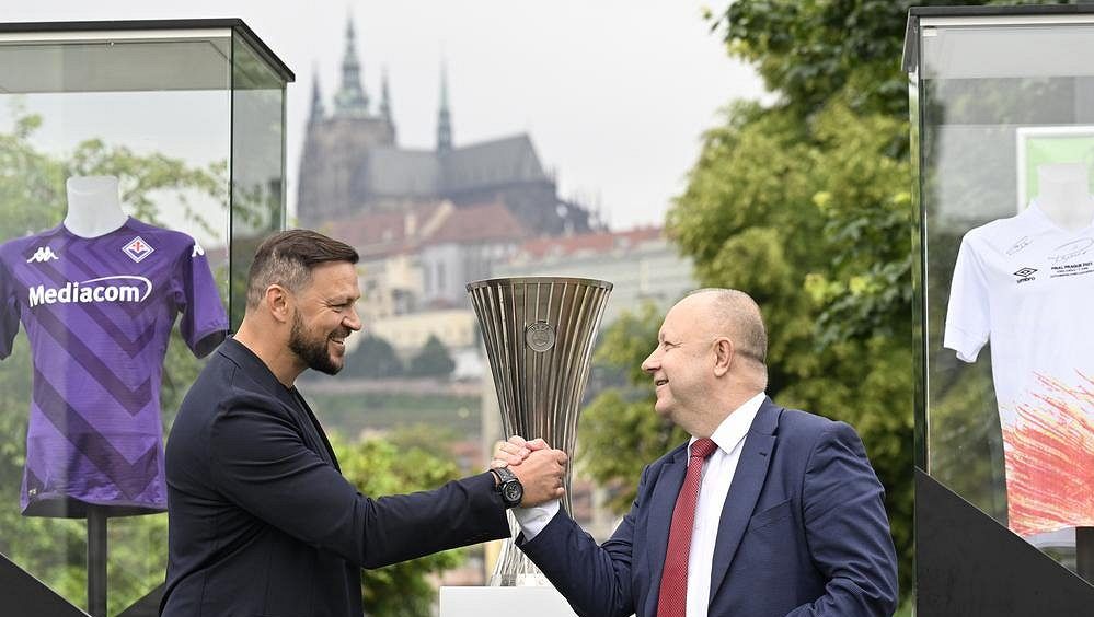 Součkové dohlíželi na Fouska, aby neupustil trofej. Měl jsem naštěstí zdatného pomocníka, vtipkoval šéf FAČR