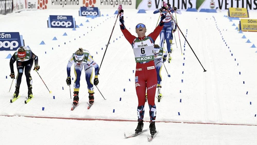 Závěrečný závod SP běžkyň v Lahti vyhrála Norka Kalvaaová, Razýmová byla 13.