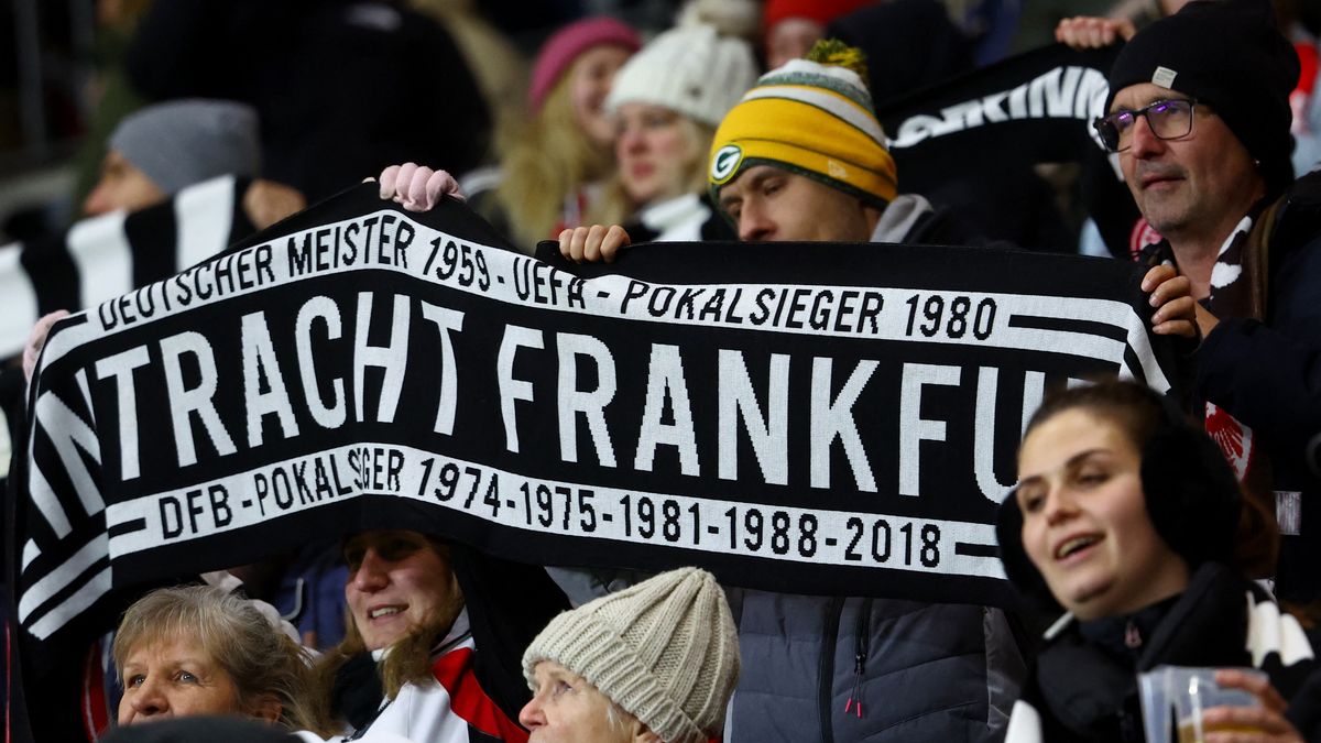 Násilnosti s řadou zraněných na fotbale ve Frankfurtu vyšetřuje zvláštní komise