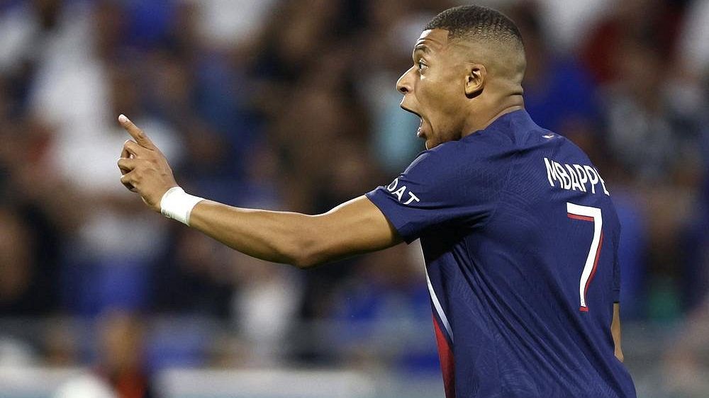 PSG díky drtivé první půli vyhrál v Lyonu, dvakrát se trefil Mbappé