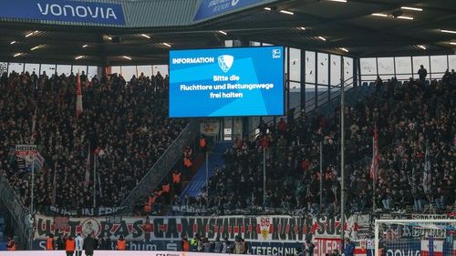 Bizarní přerušení zápasu, hodinu se nehrálo. A protesty v podobě čokoládových mincí pokračují