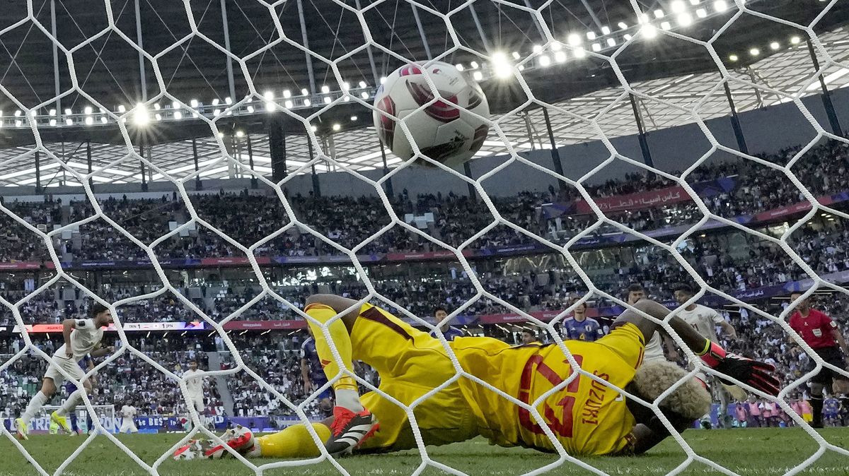 Íránští fotbalisté penaltou v nastavení vyřadili Japonsko a čeká je domácí Katar