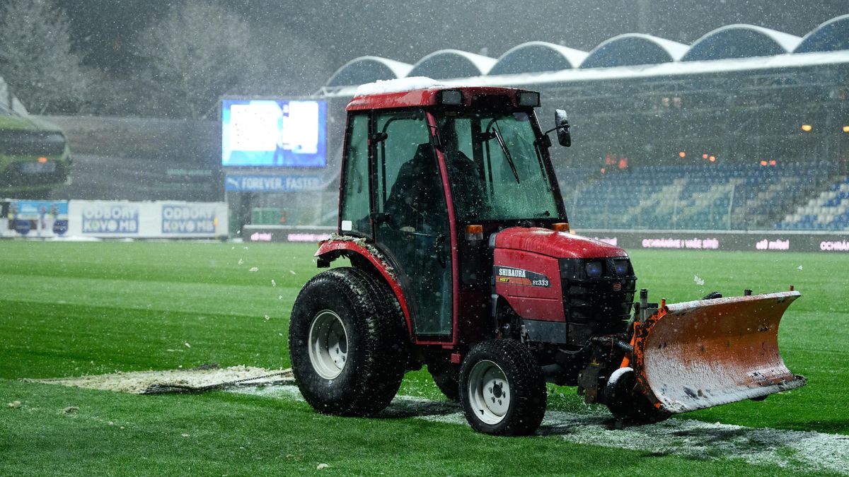 Boleslav si se sněhem poradila i za pomocí traktůrku. Je toho už moc, ulevil si Kulič