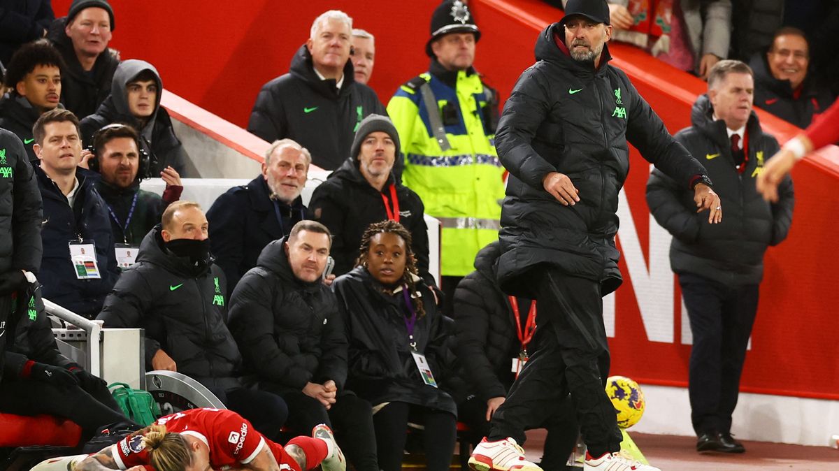 Obránce Liverpoolu si po srážce s trenérem Kloppem zlomil klíční kost