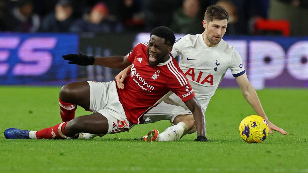 Tottenhamu vyhrál v Nottinghamu, přestože dohrával v oslabení