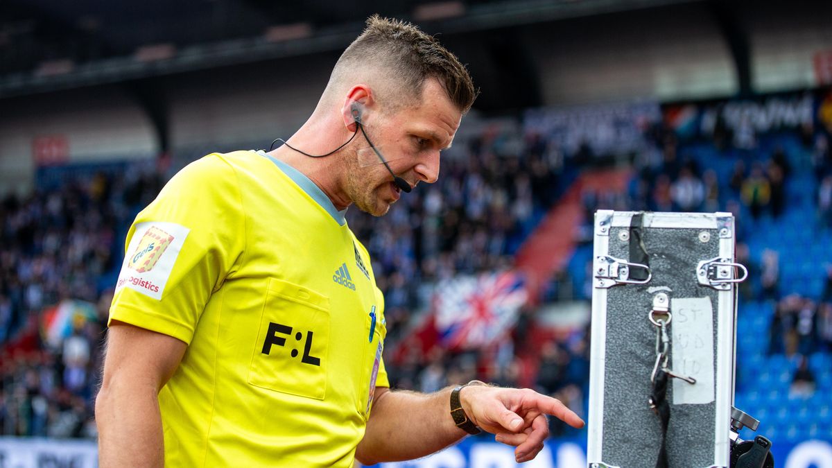 Modré karty v profesionálním fotbale nebudou, rozhodla pravidlová komise