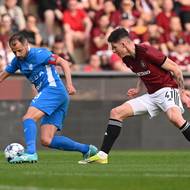 Boleslavský Marek Matějovský s míčem před sparťanem Martinem Vitíkem (vpravo).