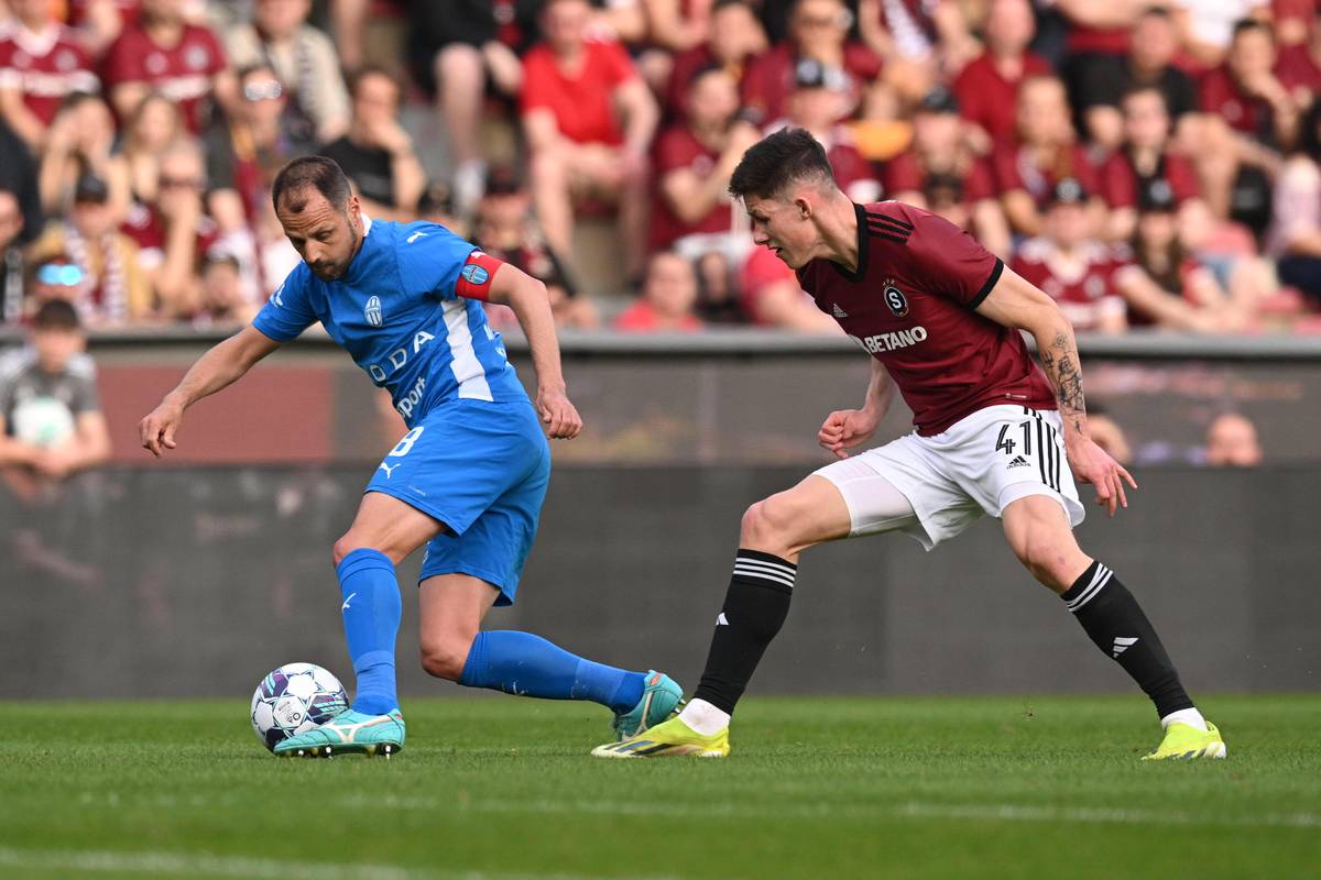 Boleslavský Marek Matějovský s míčem před sparťanem Martinem Vitíkem (vpravo).