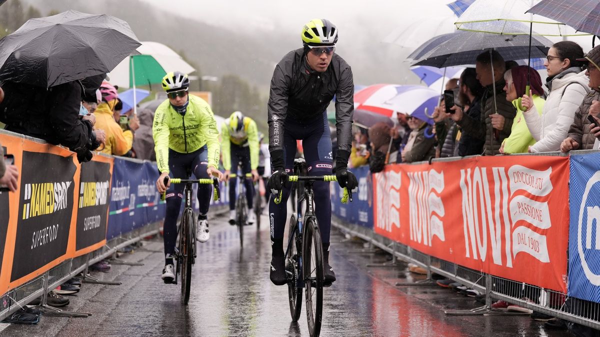 Šílené podmínky a zmatky na Giru, cyklisté se bouří: Dinosauři, nejhůře organizovaný závod!
