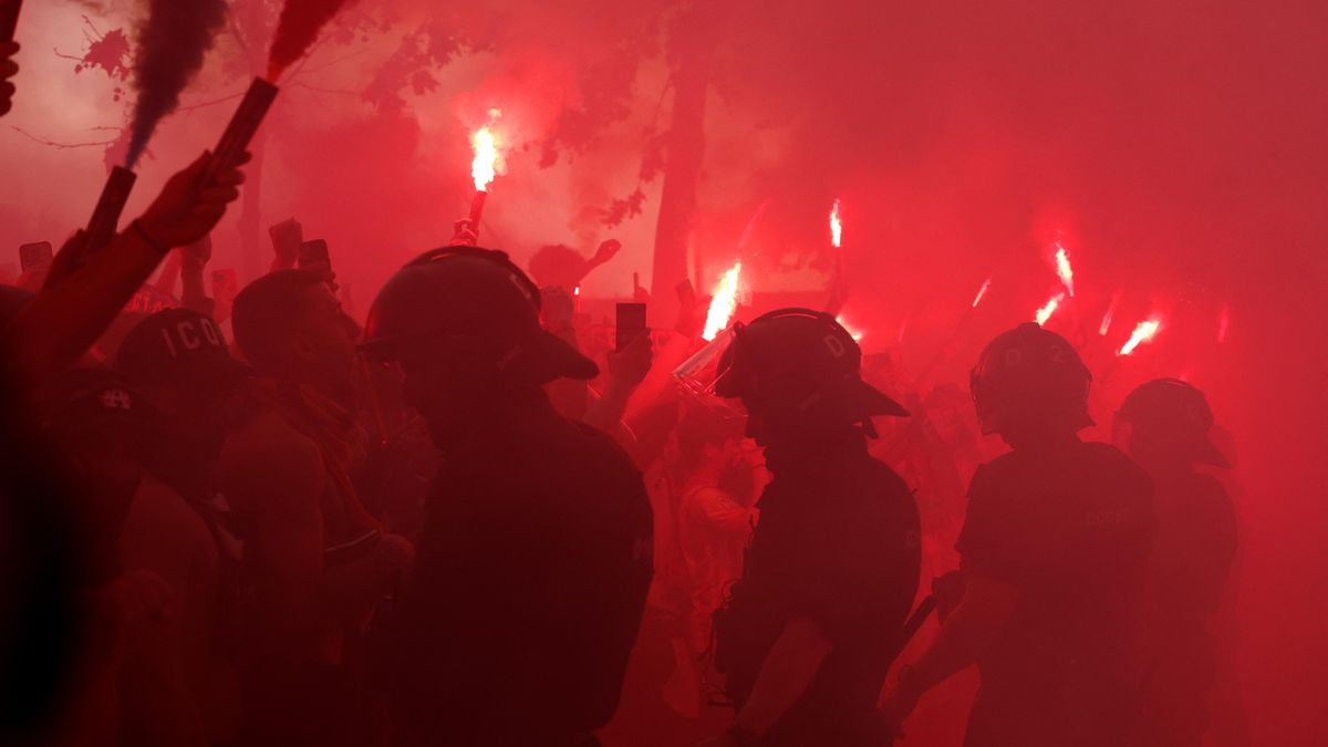Bláznivý omyl. Fanoušci Barcelony napadli autobus s vlastními hráči