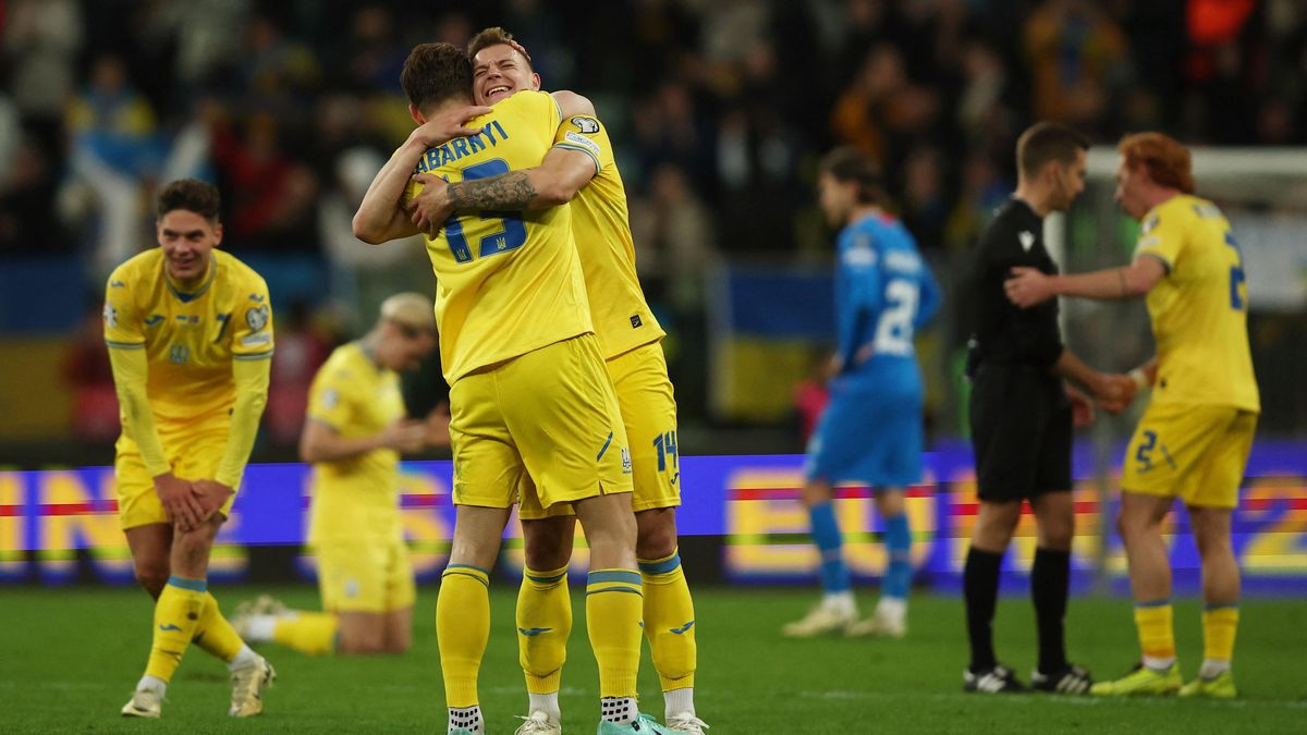 Ukrajinští fotbalisté věnovali postup na Euro válkou sužované zemi a vojákům