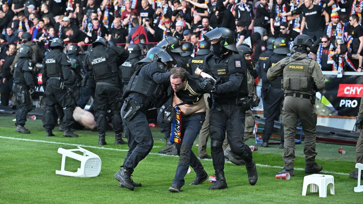 Policie obvinila dalšího fanouška za výtržnost při finále MOL Cupu v Plzni