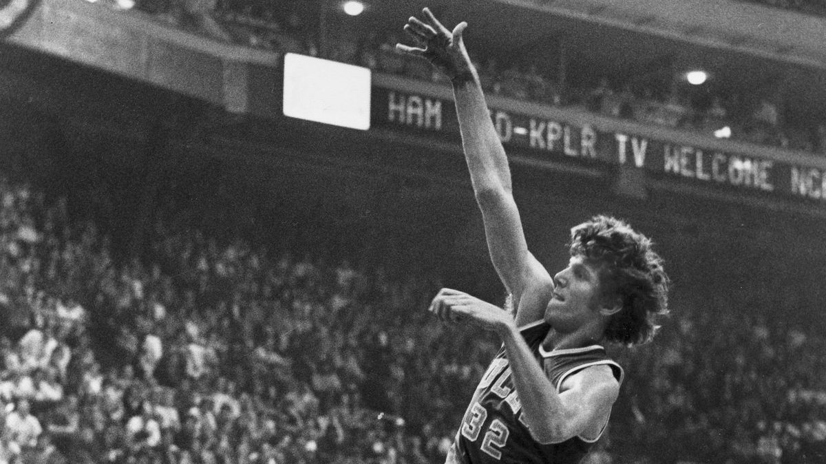 Po boji s rakovinou zemřel dvojnásobný vítěz NBA Walton