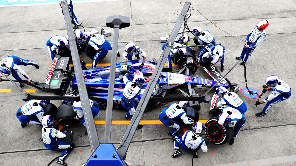 Skvělý kousek mechaniků. Cunoda v boxech předjel dva soupeře naráz a pobláznil japonské fandy