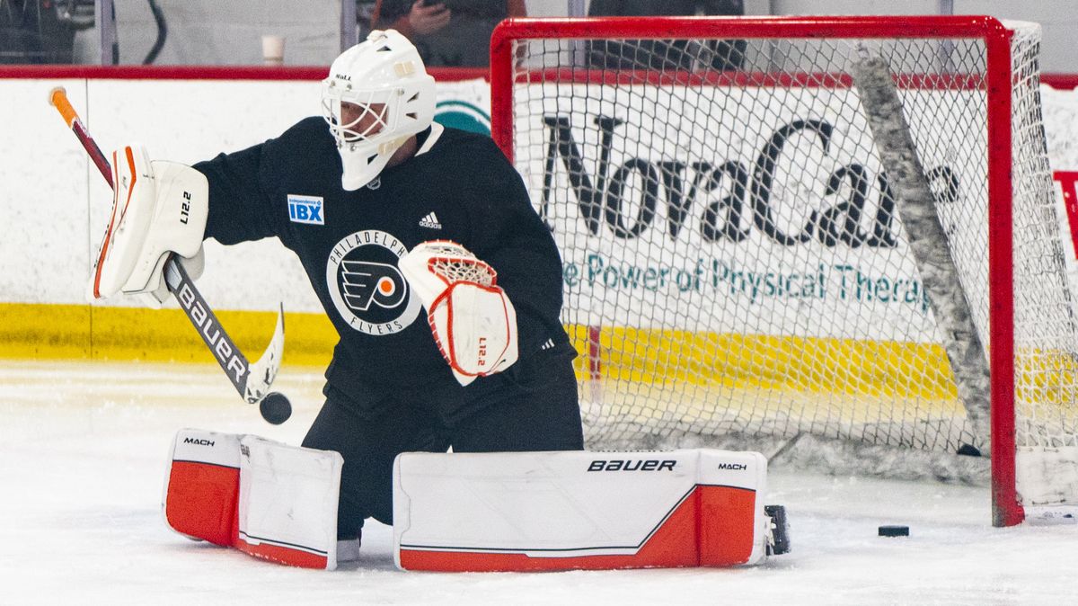 Brankář Fedotov se devět let po draftu připojil k hokejistům Philadelphie