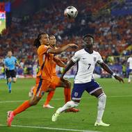 Bek Nathan Aké (v oranžovém) marně stíhá  anglického křídelníka Bukaya Saku