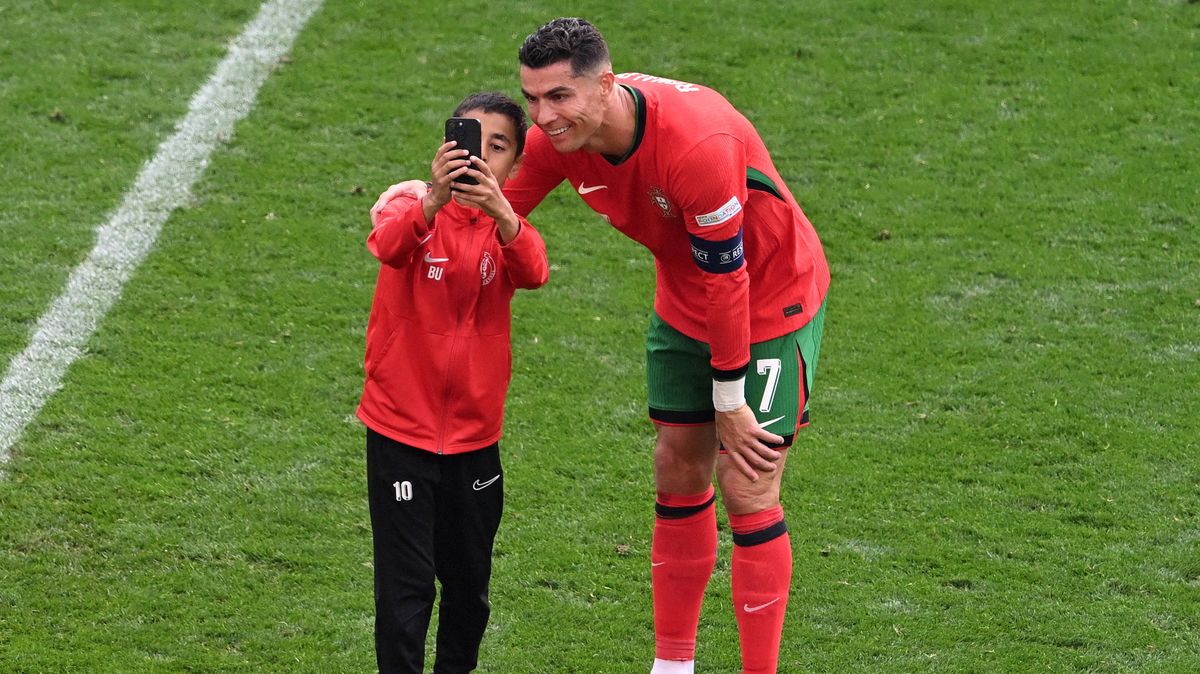 Fanoušci chtěli selfie s Ronaldem ještě během zápasu