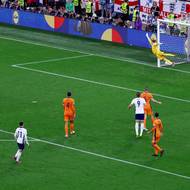 Anglický ofenzivní univerzál Foden (11) se dostal k dalekonosné střele, ta však skončila pouze na brankové konstrukci 