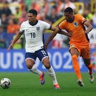 Anglický záložník Jude Bellingham se snažil obejít Denzela Dumfriese