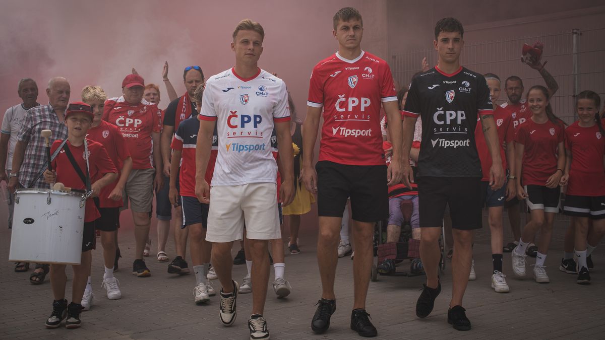 Netradiční představení dresů. Fotbalisté se vydali na plochou dráhu i dostihové závodiště