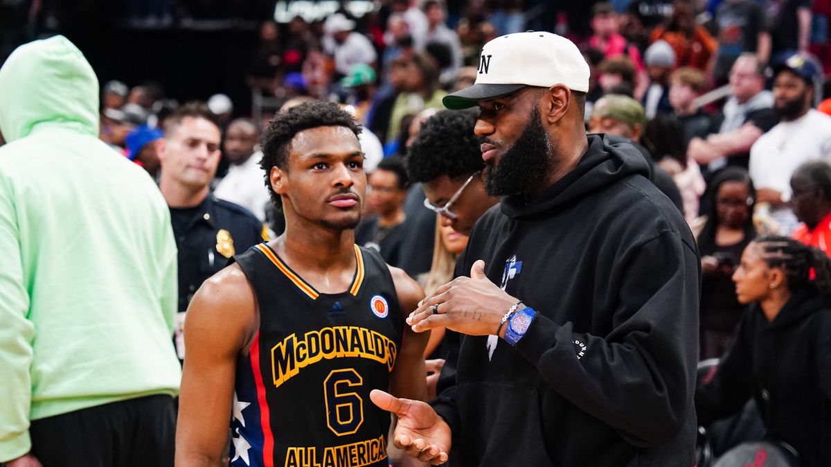 LeBron James má šanci v hrát v NBA se synem, Bronnyho si vybrali Lakers