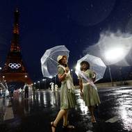 Sportovkyně pózují před Eiffelovou věží