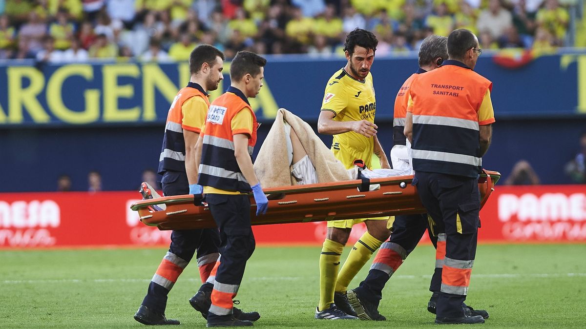 Barcelonská opora skončila na nosítkách