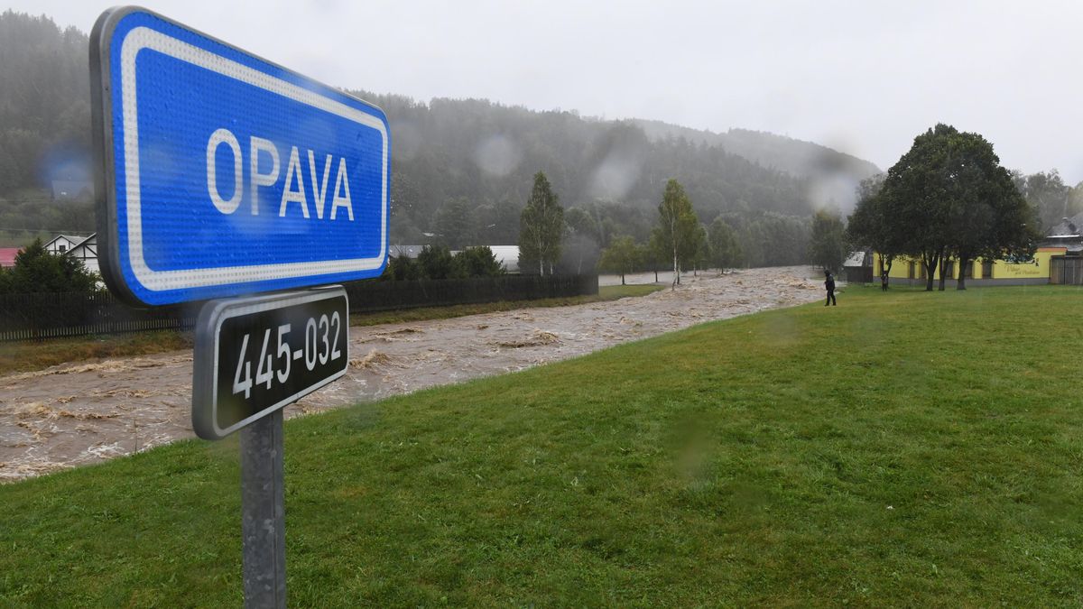 Basketbalisté Opavy prosí o pomoc dobrovolníky. Na halu se valí velká voda