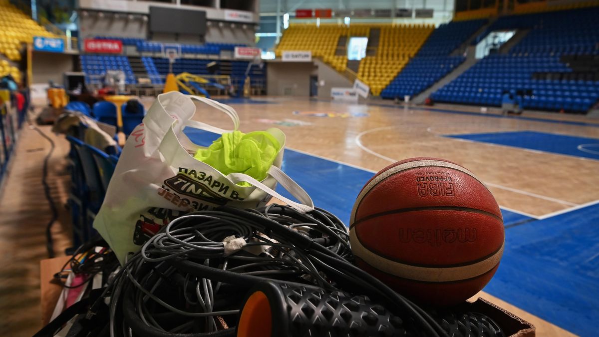 Palubovka zachráněna. V Opavě pomáhají basketbalistům s úklidem i fanoušci