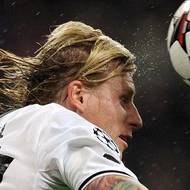 David Alaba z Bayernu (vlevo) a František Rajtoral z Plzně během utkání Ligy mistrů.