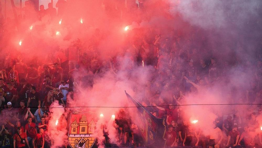Francie povolila na zkoušku pyrotechniku na fotbalových stadionech