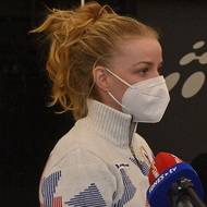 Biatlonistka Markéta Davidová v obležení novinářů po příletu do Prahy z OH v Pekingu.