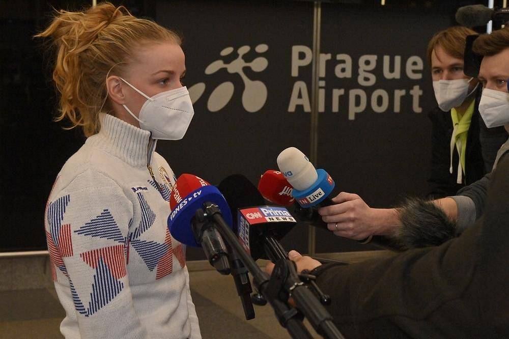 Biatlonistka Markéta Davidová v obležení novinářů po příletu do Prahy z OH v Pekingu.