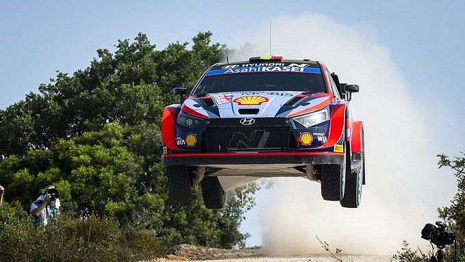 Po Neuvilleově havárii vede Chorvatskou rallye Evans. Čech Cais je zpátky, ale zaostává