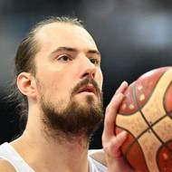 Český basketbalista Ondřej Balvín v soustředění na trestný hod.