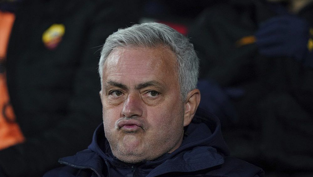Víc červených než vlastní hráči. Mourinho opět zuří kvůli sudím, ukáže emoce na lavičce PSG?