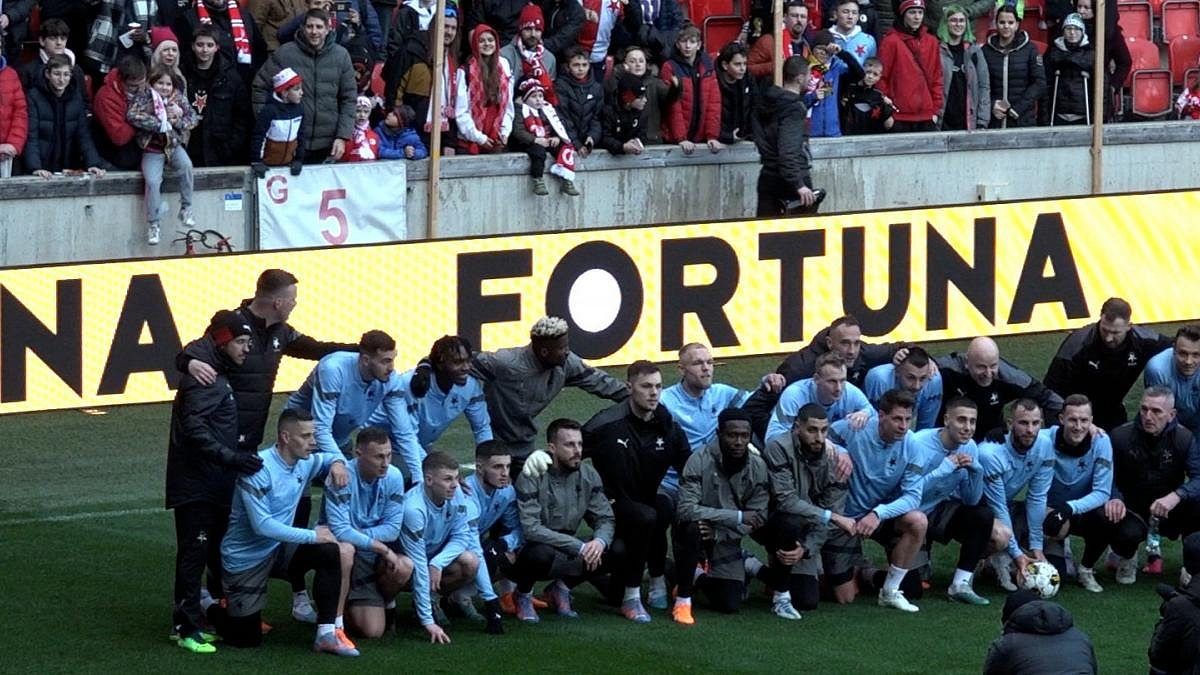 Otevřený trénink Slavie před šlágrem: dobročinnost, chorály i nadávky rivalům