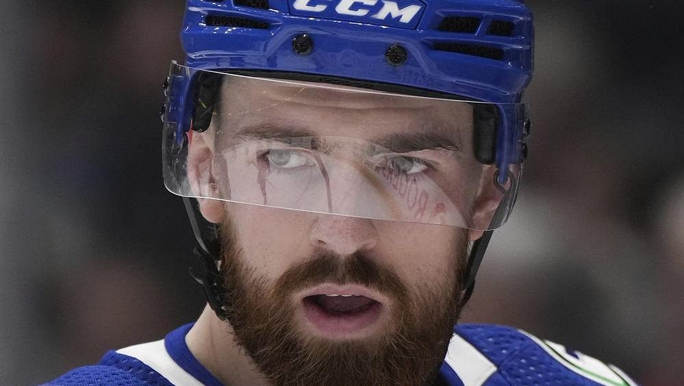 Špatná zpráva pro Vancouver i reprezentaci, Hronek má po sezoně