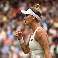 Markéta Vondroušová si bere ztracené podání zpět v 1. setu finále Wimbledonu.